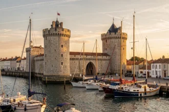 Vieux-Port de La Rochelle et ses tours au coucher du soleil