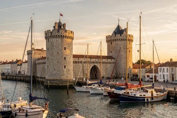 Vieux-Port de La Rochelle et ses tours au coucher du soleil