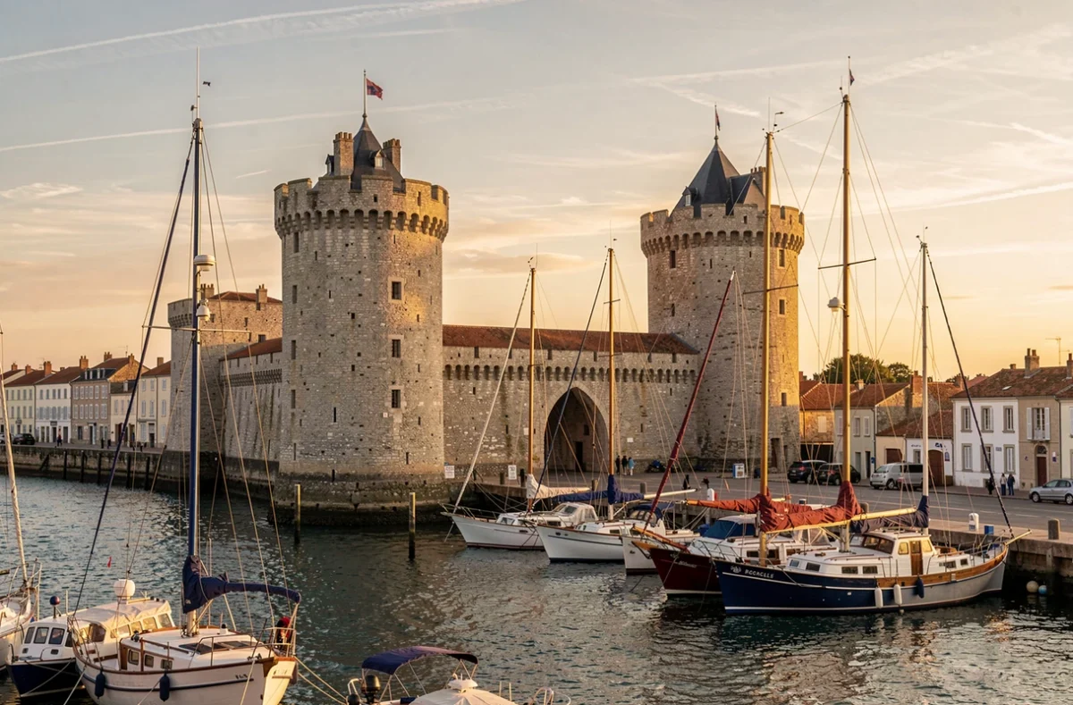 Vieux-Port de La Rochelle et ses tours au coucher du soleil
